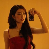 Nguyễn Lê Diễm Hằng (L)