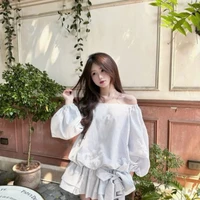 cô nhân viên trong trại trẻ mồ côi