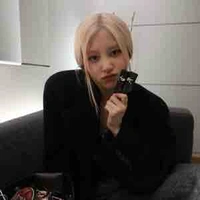 Rosé(bạn thân H)
