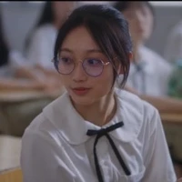 Hà Ngọc-bạn cùng bàn của Khương Giai