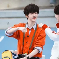 Trương Hàm Thụy /y /
