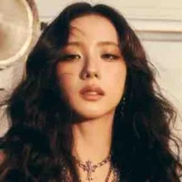 La Jisoo /chin gái Lisa)