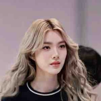 OrmKornnaphat -chị gái Vương Dịch