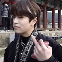 Pén quỳn is ngừi ngoài hành lang( ಠ ಠ )