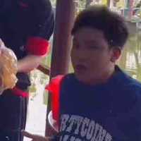 Nhân viên phục vụ đồ ăn