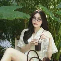 Charlotte Austin (bạn nàng) -em