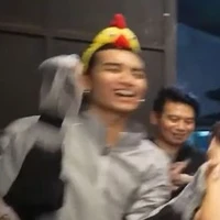 Cô bán bánh mì chúc chích