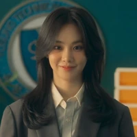 Lee Han Kyung - Cô