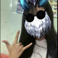 ng con gái cố tạo conten =))