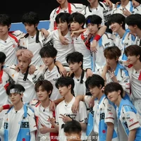 Tác Giả đáng yêu yêu nhiều chồng:)