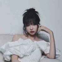 Jo Yuri ( cô )