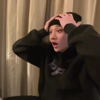 pén quỳn ngoài hành lang 