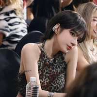 Nguyễn Hoàng Ly/@lyly