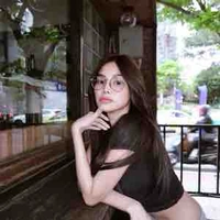 Engfa Waraha ( chị ) 