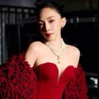 Nguyễn Khoa Tóc Tiên (chị)