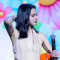 Becky Rebecca Patricia Armstrong (Cô)