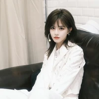 Bách Hân Dư ( chị )