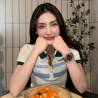 Meena Waraha (bn thân cô) Em