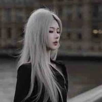 Mẹ anh 