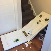 Cánh cửa tội nghiệp😭