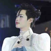 Mẫu nghi thiên hạ