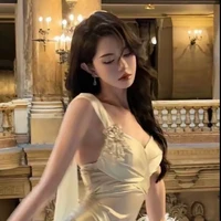 Minh Nguyệt ( mẹ cô )