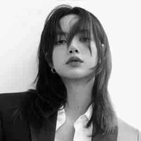 Lalisa Manobal ( cô )
