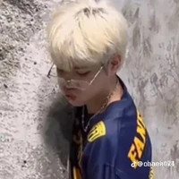 "t/g"sao em lại nhìn tôi em thích tôi à