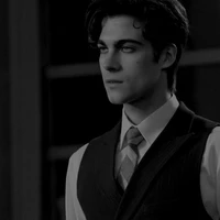 Frank Nott(bố Theodore)