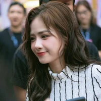 Dương Hoàng Yến ( chị năm )