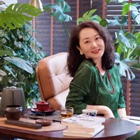 Cô chủ tiệm