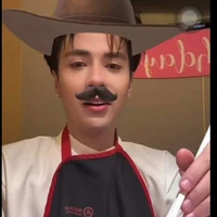 ăn thik mi giờ nhìn gì