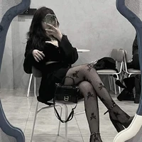 cô cantin (mẹ Rin)