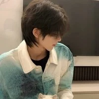 Max- quản gia nhà cô.