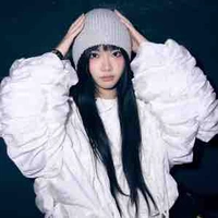 Nguyễn Lê Ngọc Ánh Sáng ( Em họ nàng )