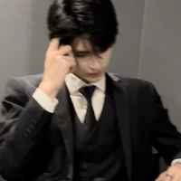 Hoàng Tú ( bố cậu )