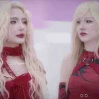 Elyn-Tác giả mất não🤡