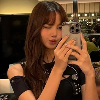 Lalisa Manobanl ( cô)