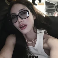 meena( bạn cô)