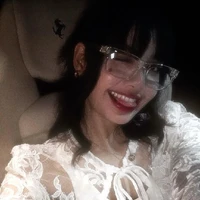 Lalisa Manoba(cô dạy anh)