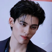 Pond Naravit ( Hắn )