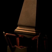 Monument (quỷ cột tháp hướng nội)