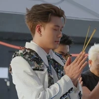 hồng trần trên đôi cánh tay