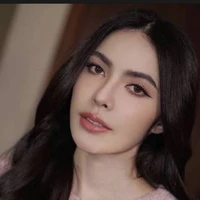 Charlotte Austin(bạn thân nàng)