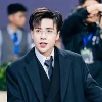 Quang hùng(bạn của hắn)