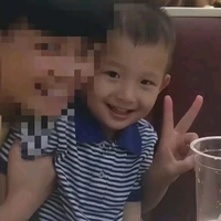 ng tình mom lý phi