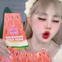 cô bán dưa hấu ven đường