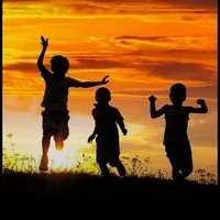 Đám trẻ con trong cô nhi viện.