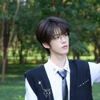 Quan Quấn Thần _Q