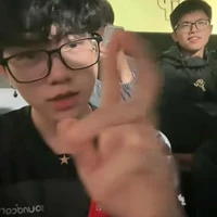 con người thích cắn người (bng.)